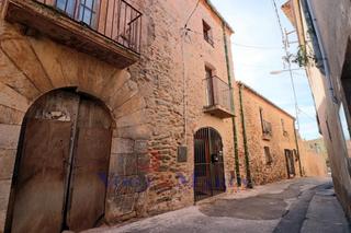 Casa adossada  Carrer principal. Casa con encanto rústico-modernista en el corazón de garriguella