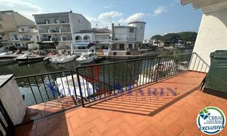 Pis  Carrer port banyuls. Apartamento reformado con vistas al canal y amarre privado en em