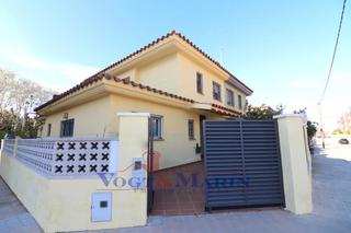 Casa aparellada  Carrer viena. Cómoda casa en zona residencial de roses