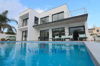 Casa  Carrer carmençó. Amplia villa moderna con piscina cerca de la playa y del centro