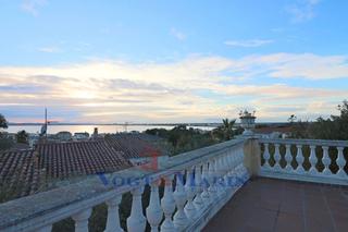 Casa  Carrer pindar. Amplia casa con garaje y gran jardín en roses cerca de la playa