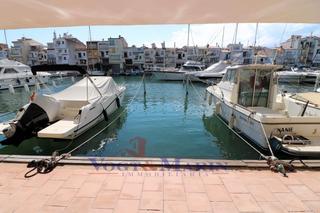 Aparcament cotxe  Carrer del xaloc. Amarre en una zona privilegiada de 10,80 x 3,80m en empuriabrava
