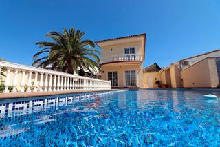 Casa  Carrer cap ras. Preciosa casa al canal con 12,5 metros de amarre y piscina