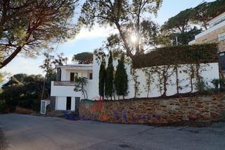 Casa  Carrer beleser. Moderna casa reformada con vistas al mar en port de la selva