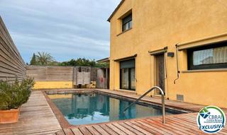 Casa aparellada  Carrer jofre el pilós. Casa con piscina  y jardín en la bisbal d´empordà.