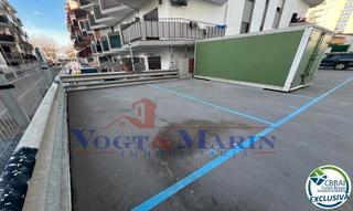 Aparcament cotxe  Carrer muga-b. Parking en la zona muga en pleno centro de empuriabrava
