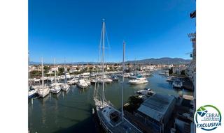 Appartement à Carrer port grec 2. Apartamento con vista al canal en empuriabrava