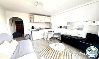 Studio  Passeig marítim. Estudio con licencia turística en primera línea de mar en empuri