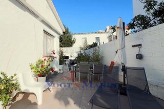 Casa a Carrer baix ebre 11. Casa moderna con piscina y jardín en roses, mas busca