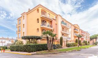 Apartament  Carrer badia-gran reserva. Apartamento con parking, piscina comunitaria y jardines en gran
