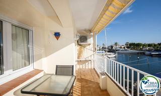 Appartement  Carrer de sant morí. Apartamento reformado con vista al canal y licencia turística en