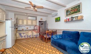 Apartament  Carrer poblat típic-plaça església. Apartamento a 500m del mar con parking privado en empuriabrava