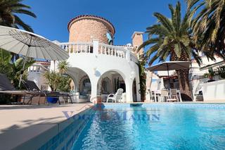 Chalet  Carrer norfeu. Amplia villa al canal con amarre de 12 m, con apartamento invita