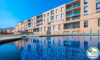 Appartement  Carrer del puig rom. Apartamento en planta baja con piscina y parking en empuriabrava