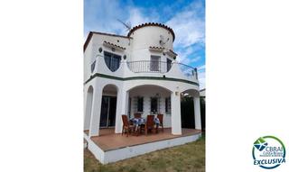 Chalet  Carrer puigmal c la siesta. Casa cerca del centro con jardín y garaje en empuriabrava