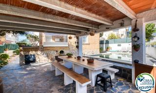 Chalet  Carrer roma. Casa independiente con gran jardín y piscina en mas oliva, roses