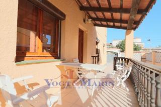 Maison  Carrer requesens. Casa independiente con piscina cerca de los canales en requesens