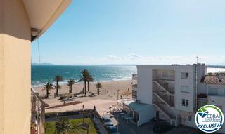 Àtic  Passeig marítim. Ático en 1º línea de mar, solárium  y licencia turística en sala