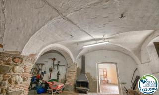 Mas  Carrer vilella. Casa rústica con voltas catalanas en el corazón de peralada.