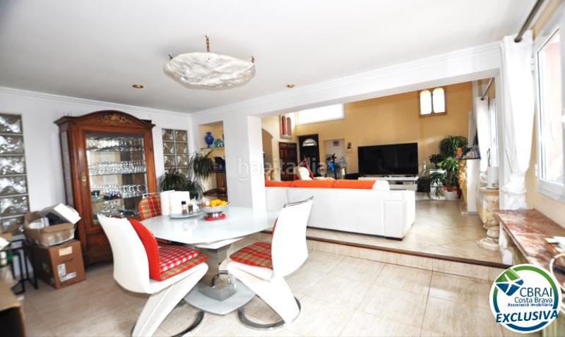 Foto 4cf34a5c-079d-428a-9b23-dd28d5c8ff0a. Casa  con jardín y dos apartamentos en mas boscà, en Roses