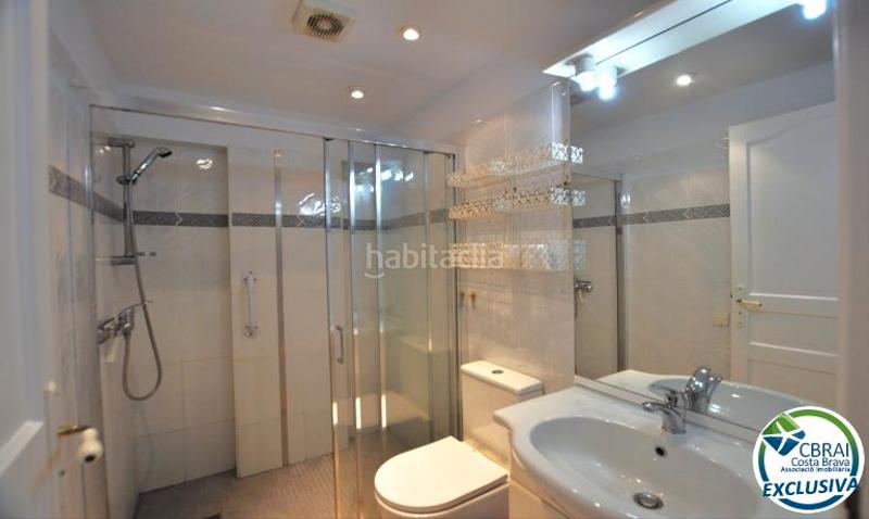 Foto a06fc558-0607-4ee9-bfe4-c09b84bb9de0. Casa  con jardín y dos apartamentos en mas boscà, en Roses