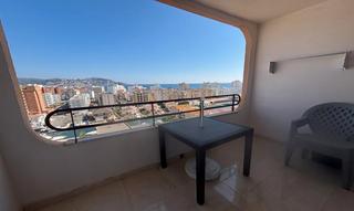 Estudio  Carrer cap ponent. Estudio con vista al mar, piscina comunitaria y jardín en santa