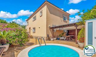 Casa  Carrer mas nou. Casa independiente con piscina, garaje y jacuzzi en empuriabrava