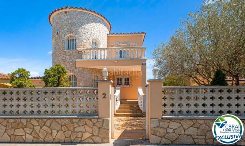 Foto b3430783-59d7-43f8-b3bd-a66a4394aa58. Casa  independiente con piscina, garaje y jacuzzi en Empuriabrava