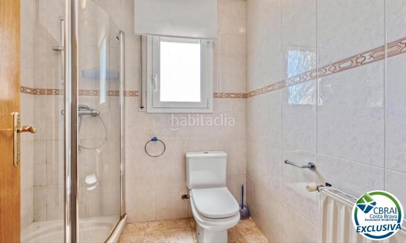 Foto d2543782-a476-4773-ba5f-eb1489bfe027. Casa  independiente con piscina, garaje y jacuzzi en Empuriabrava