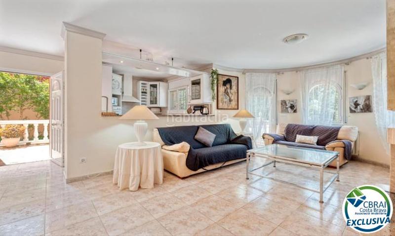Foto db1f0490-de05-4ebf-89dc-f58261ebd3b1. Casa  independiente con piscina, garaje y jacuzzi en Empuriabrava