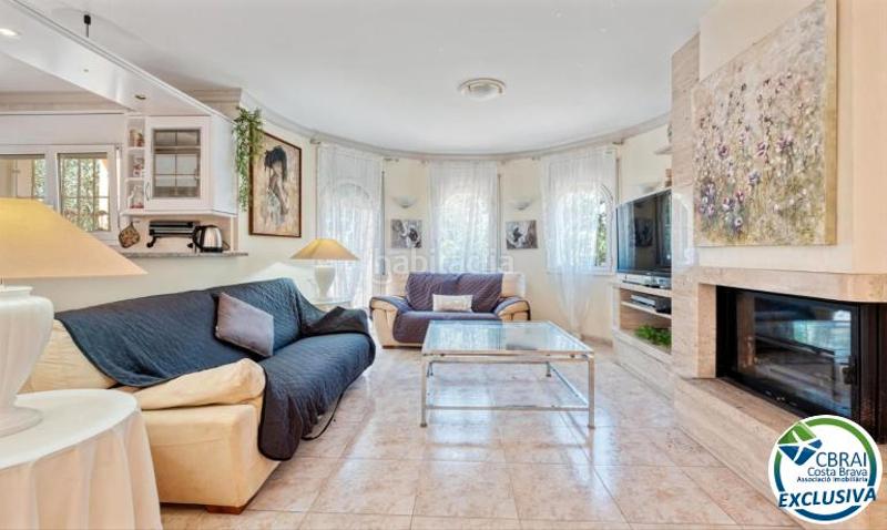 Foto df2f4c21-bf62-4eef-898b-960e2ac400a7. Casa  independiente con piscina, garaje y jacuzzi en Empuriabrava
