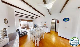 Appartement  Carrer poblat típic-plaça església. Apartamento con gran terraza a 750m de la playa en empuriabrava
