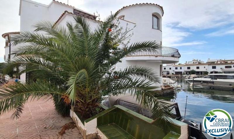 Foto a798e59a-c5da-4643-90cc-a1c3bc9ca5f1. Casa adosada casa de pescador con amarre de 10m x 4,5m en illa cartago en Empuriabrava