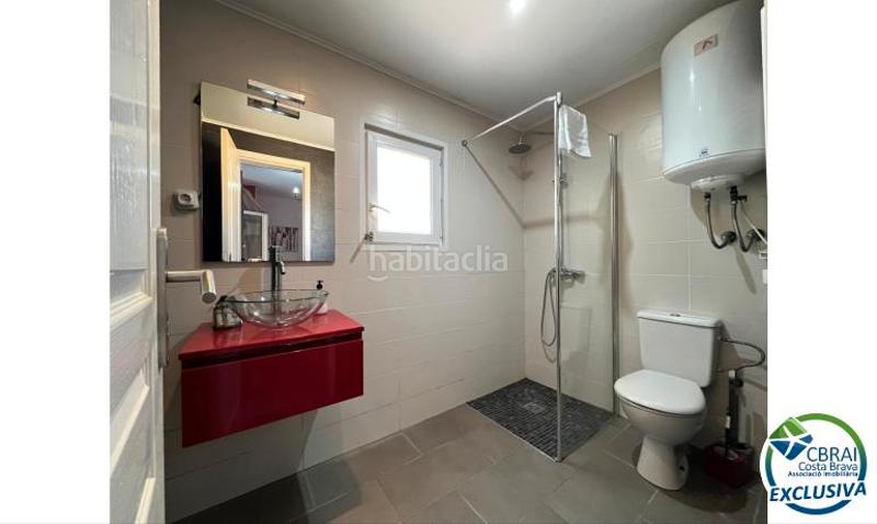 Foto 5754cd21-47ca-4fdd-9c8b-a0471ad61bb6. Casa pareada villa con licencia turística y piscina en Empuriabrava