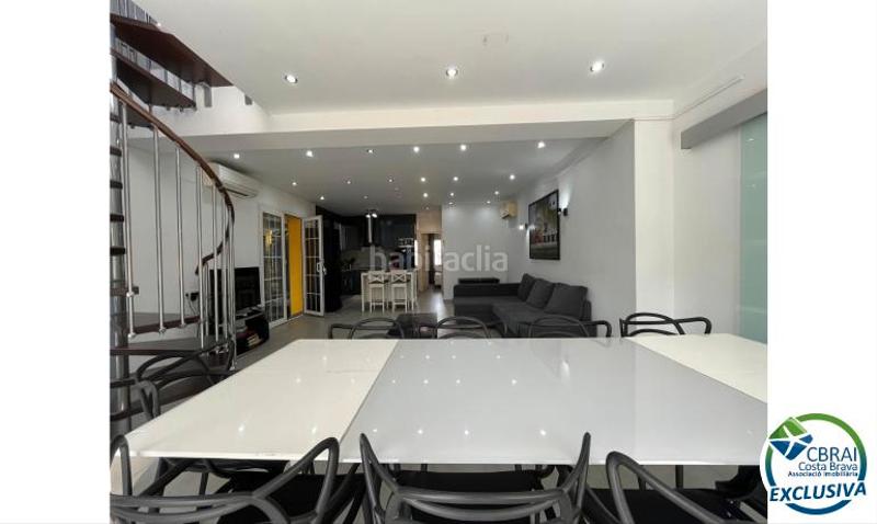 Foto 64acfb30-d84a-4dcf-a21a-278bd629c3f9. Casa pareada villa con licencia turística y piscina en Empuriabrava