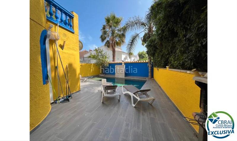Foto 9b1fc559-f9c4-40cb-bbb8-864493f72b75. Casa pareada villa con licencia turística y piscina en Empuriabrava