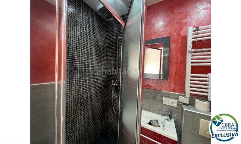 Foto e71c2075-0dcd-400c-a0c6-8ce2671d451c. Casa pareada villa con licencia turística y piscina en Empuriabrava