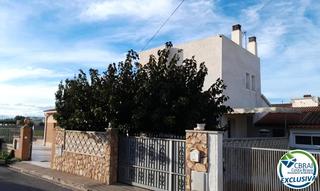 Casa  Carrer puigmal-a. Casa renovada con estilo moderno: confort, eficiencia y eleganci