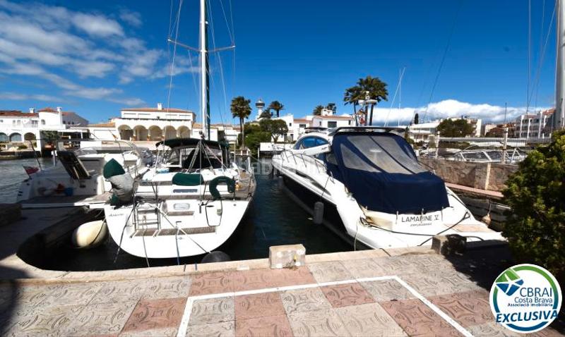 Foto 076f85a9-5ba8-440b-b2e4-a29a33f6e041. Casa complejo de seis casas con amarre en primera línea de mar en Empuriabrava