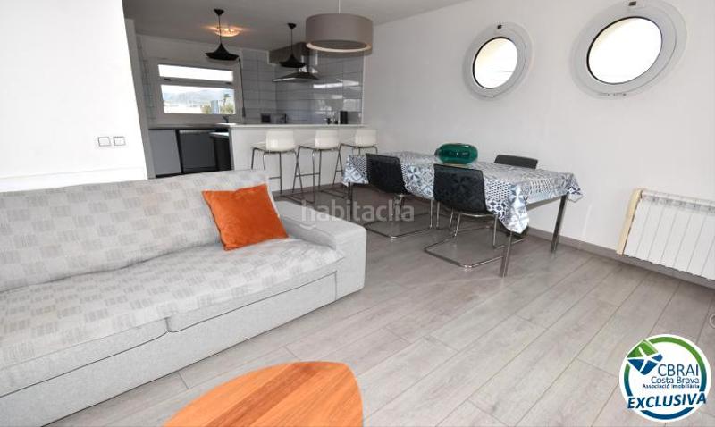 Foto 51802f74-710f-4579-a58e-48223ee12f3c. Casa complejo de seis casas con amarre en primera línea de mar en Empuriabrava