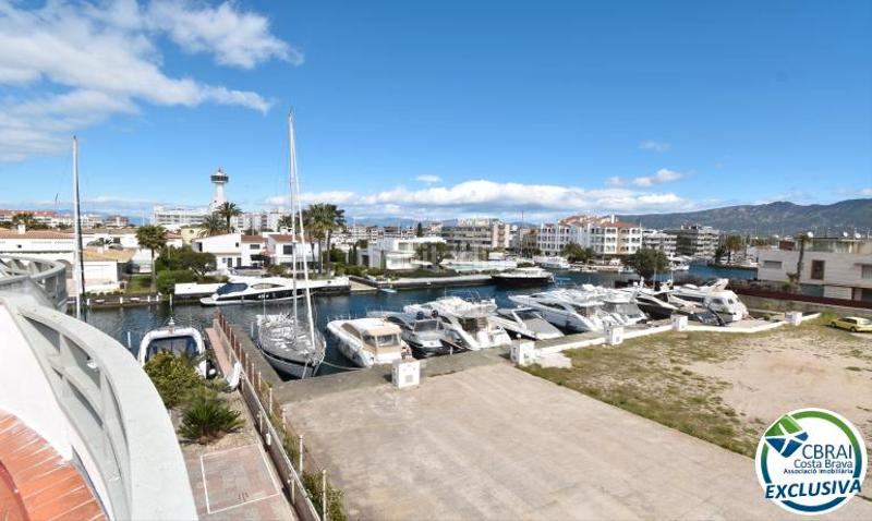 Foto a32b14d6-556a-4024-9c86-8babe228a5bc. Casa complejo de seis casas con amarre en primera línea de mar en Empuriabrava