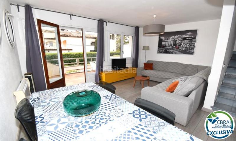 Foto bf81b3cf-4cce-475c-a250-233f34f80a6f. Casa complejo de seis casas con amarre en primera línea de mar en Empuriabrava