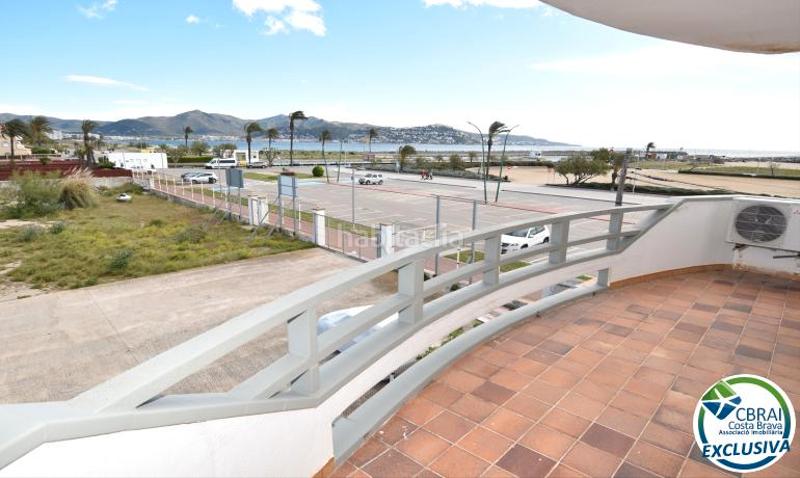 Foto d4da3f0f-534d-4b4a-9f0c-372af040c336. Casa complejo de seis casas con amarre en primera línea de mar en Empuriabrava
