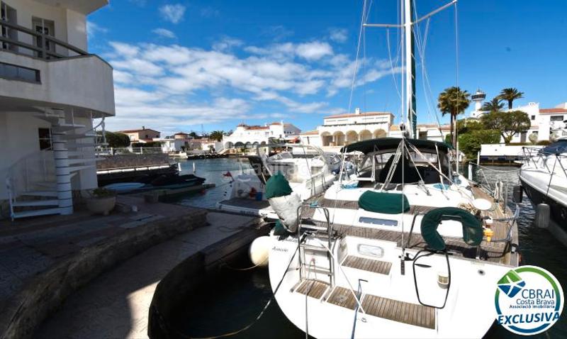 Foto f11dade3-d9cb-48fb-91a5-c13f9b92647d. Casa complejo de seis casas con amarre en primera línea de mar en Empuriabrava