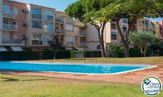 Apartament  Carrer de sant morí. Apartamento céntrico reformado a 150 m del mar en empuriabrava