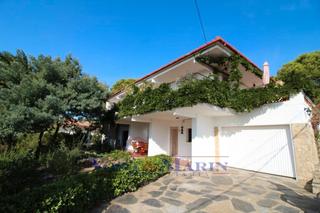 Chalet  Carrer pompeu fabra. Romántica casa en llançà con magnífica vista del horizonte.