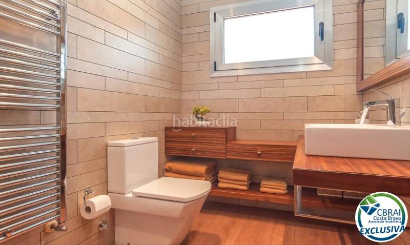 Foto 160d40e4-7ae2-4d99-8531-f73ab8c6cdb8. Chalet casa moderna de alto standing con piscina cubierta . en Roses