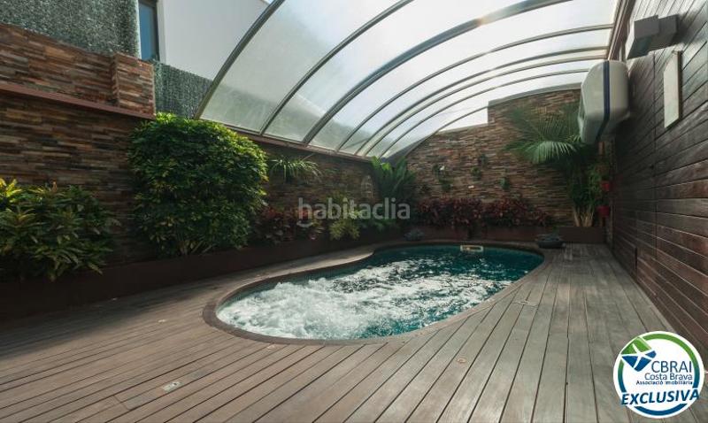 Foto 2d8ab56e-83c5-4694-ad5c-e49d5f9b9589. Chalet casa moderna de alto standing con piscina cubierta . en Roses