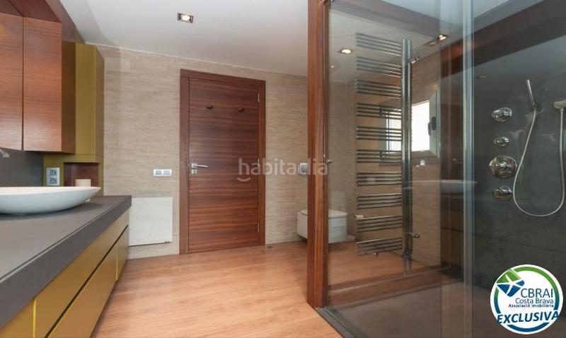 Foto 40bde690-3dff-4b0a-92db-912825d773ac. Chalet casa moderna de alto standing con piscina cubierta . en Roses