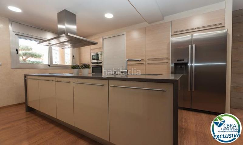 Foto a00a9c4a-5545-4f0f-b1bd-bd500d9021f8. Chalet casa moderna de alto standing con piscina cubierta . en Roses